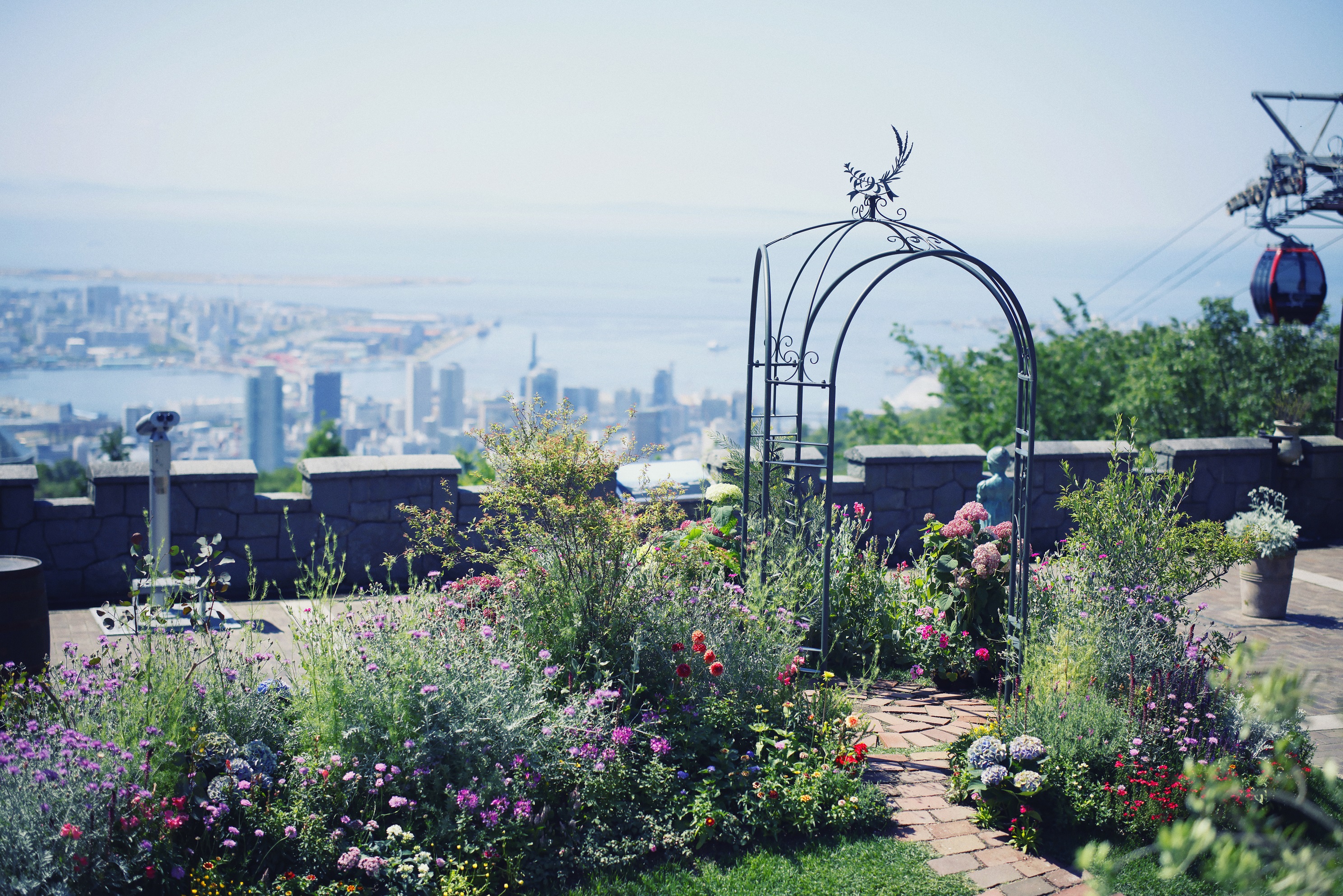 花を愛でる春のリゾート 神戸の街並みを一望 Ovo オーヴォ