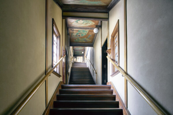 7つの展示会場をつなぐ階段廊下